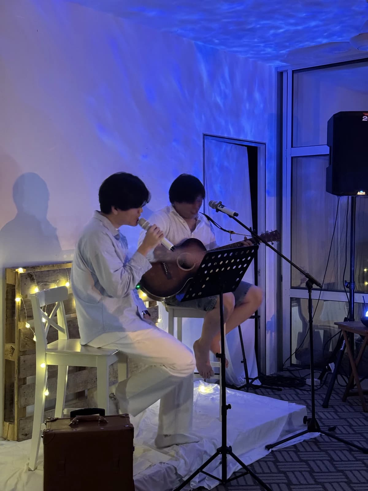 演唱者与吉他手在近距离的小舞台表演