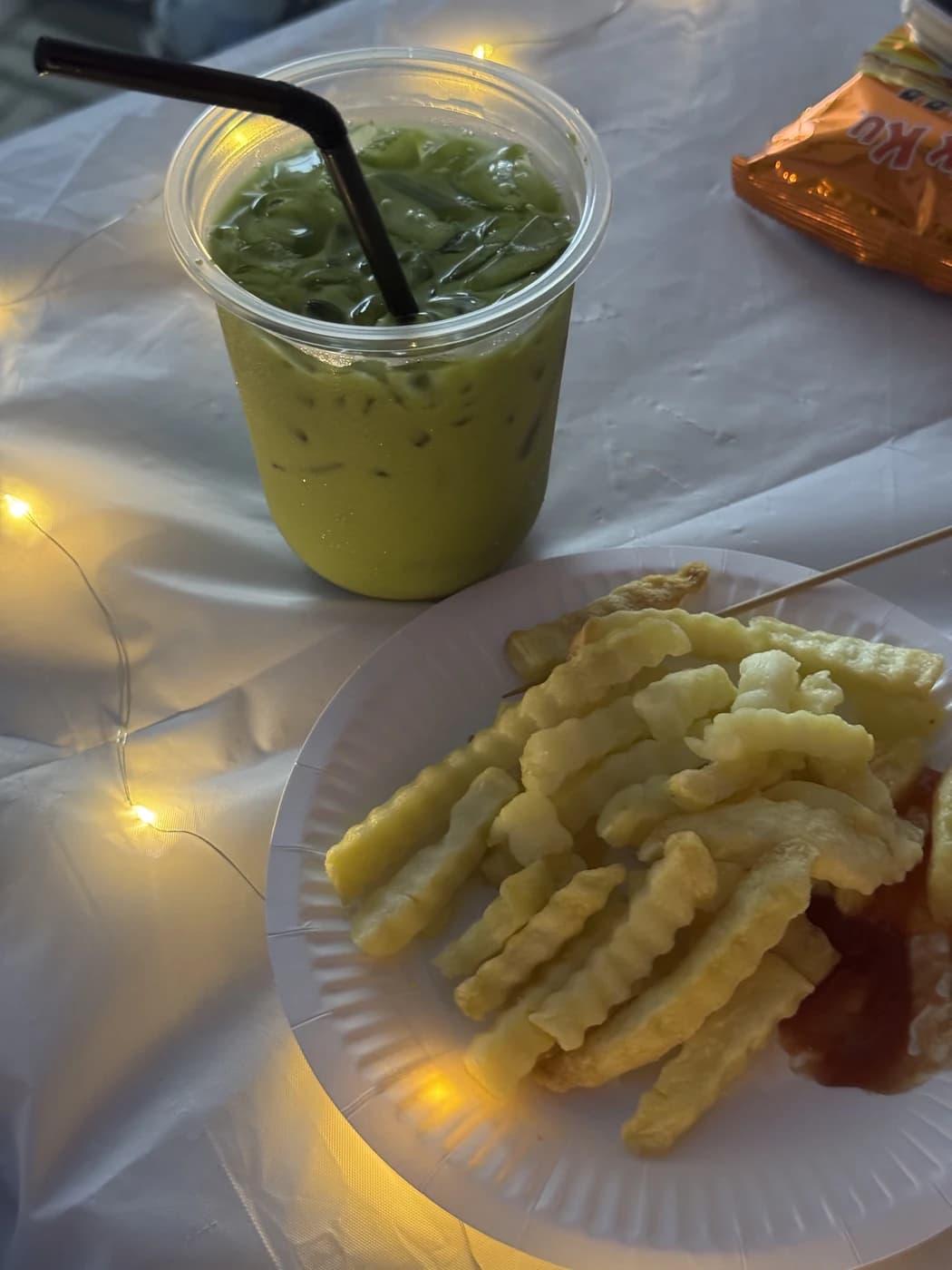 音乐会桌上的饮料与小吃
